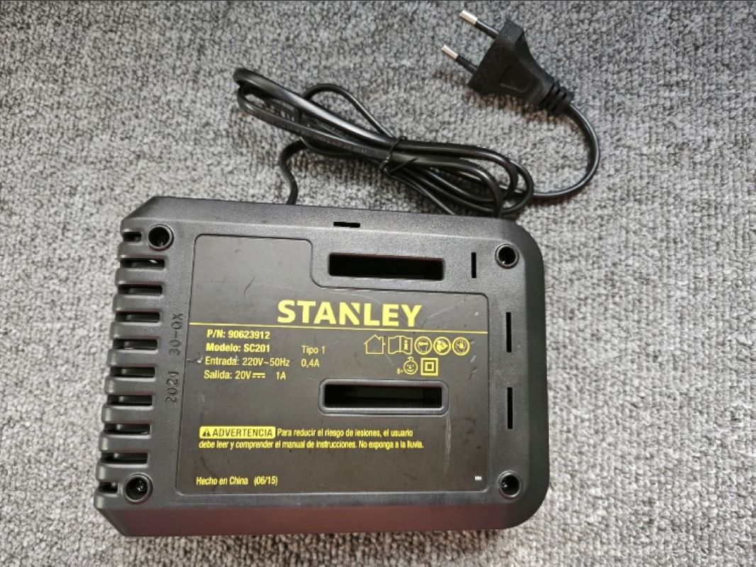 شاحن بطارية 20 فولت 1 أمبير لم - مراجعة Power Tools Stanley وسعره